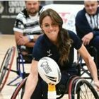 Kate Middleton in sedia a rotelle gioca a rugby con i disabili: la futura regina (in tuta) vince e non trattiene la soddisfazione