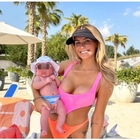 In bikini con la figlia neonata in braccio, l'influencer travolta dalle critiche: «È ustionata e tu pensi alle foto per i social»