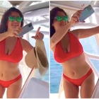 Salma Hayek festeggia in barca i suoi 56 anni: bikini rosso fuoco e fisico da urlo, i fan impazziscono