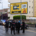 Spari in strada a Milano, 40enne ferito a colpi di pistola: è caccia agli aggressori