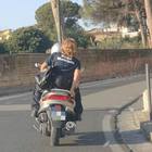 Napoli, l'agente della municipale in scooter senza casco. Borrelli: «Ho segnalato al comandante dei vigili»