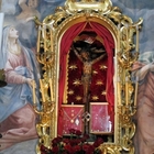 Coronavirus, a San Miniato vescovo espone il crocifisso "miracoloso" contro la peste del 600