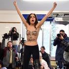Berlusconi contestato. Rimpatriata in Francia la Femen che si è denudata