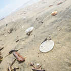 Dischetti di plastica sulle spiagge pontine, il sindaco Villa all'Ato 4: «Latina si costituisca parte civile»