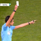 Cartellino bianco: cos'è e quando l'arbitro lo estrae? L'episodio nel match tra Benfica e Sporting Lisbona