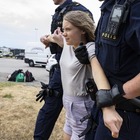 Greta Thunberg arrestata a Malmoe: stava bloccando cinque navi petroliere. Cosa è accaduto durante la protesta