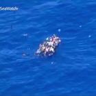 Migrante annega nel Mediterraneo mentre il gommone affonda, il drammatico video di Sea Watch