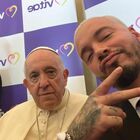 J Balvin in posa con Papa Francesco, i selfie al Vaticano diventano virali: «Non è una cosa da tutti»