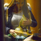 Francesca Cipriani prova il reggiseno in un negozio a Milano (Olycom)