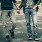 Verona, coppia gay costruisce muro di lamiera attorno casa: «Così ci proteggiamo da insulti e intimidazioni»