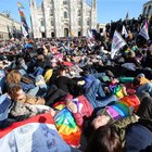 Piazza Duomo colorata di arcobaleno: in 10mila al flashmob per i diritti civili