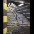 Maltempo, le scale della Metro si trasformano in un fiume