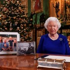 Gli auguri di Natale della Regina Elisabetta: «E' stato un anno accidentato». E Meghan e Harry spariscono dalle foto