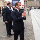 Macron: «Mascherine obbligatorie al chiuso dal 1° agosto, pronti a una eventuale seconda ondata»