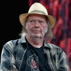 Neil Young cancella tutti i suoi pezzi da Spotify dopo il podcast No-vax di Joe Rogan
