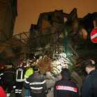 Crolla un palazzo nel centro storico di Afragola: si scava tra le macerie