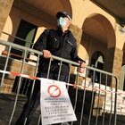 No vax, vandali ai Castelli: festa illegale in un locale, imbrattato un cartello di benvenuto