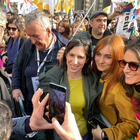 Famiglie Arcobaleno, in 10mila in piazza a Milano: applausi e cori per Elly Schlein
