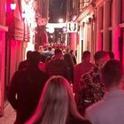 Amsterdam, il quartiere a luci rosse "sfrattato" dal centro: la decisione del sindaco che rivoluzionerà il turismo