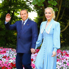 Berlusconi compie 85 anni, gli auguri (ritoccati) della fidanzata Marta Fascina: «Buon compleanno amore!»