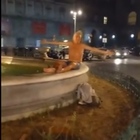Napoli, turista inglese fa il bagno nella fontana in centro: il video diventa virale