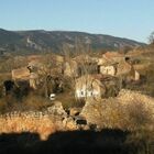 Coppia compra un paese abbandonato per 339mila euro, lo trasformerà in un villaggio ecosostenibile: «Pagato meno di una casa a Roma»