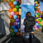 Il primo giorno dei vaccini ai bimbi di Roma: tra palloncini, clown, disegni e peluche