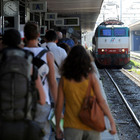 Ragazzo investito e ucciso dal treno: tre giovani ridono tra loro mentre i passanti chiamano i soccorsi