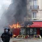 Gilet gialli, palazzo in fiamme e feriti Macron torna a Parigi: «Mai più»