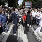 Beatles, la foto di Abbey Road compie 50 anni: i fan a Londra sulel strisce pedonali