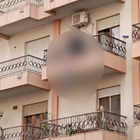 Tenta di buttarsi dal balcone a Marsala: mamma e nonna lo tengono ma cade e muore a 27 anni
