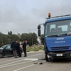 Auto contro camion della polizia: due agenti feriti a seguito dell'incidente.