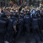 Barcellona, i Mossos caricano gli indipendentisti