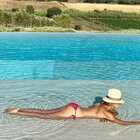 Barbara D'Urso super sexy: bagno in topless in piscina, lo scatto hot manda in visibilio i fan