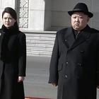 Corea del Nord, Kim Jong-un alla parata militare mostra i muscoli e la moglie