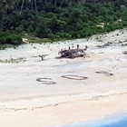 Tre uomini dispersi in un'isola del Pacifico salvati grazie a un Sos scritto sulla sabbia