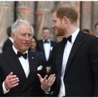Harry escluso dall'incoronazione del padre: «Re Carlo l'ha tagliato fuori, cancellata la tradizione dei duchi»