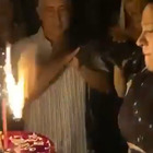 Asia Argento spegne la maxi-candelina sulla torta di compleanno ed è bufera social