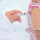 Sconfigge la leucemia, ma a 8 anni torna a scuola con la mascherina: 20 bimbi non vaccinati