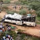 Pullman a due piani cade da un ponte in autostrada in India: 29 morti