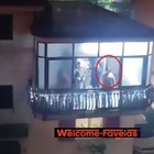 Capodanno a Napoli, spara con la pistola dal balcone per festeggiare la mezzanotte: immortalato in un video