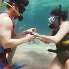 La curiosa proposta di matrimonio sott'acqua fa il giro dei social