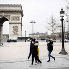 Coronavirus diretta: Europa blindata. Francia chiude Lourdes, a Parigi assalto alle stazioni. Borse negative