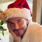 David Beckam, la foto di auguri fa impazzire il web: «Chi non vorrebbe un Babbo Natale così?»