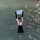 Capodanno 2024, donna si lancia dentro la Fontana di Trevi in abito da sera nero e guanti: fischi e applausi