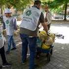 Via erbacce e rifiuti abbandonati, a Terni si va in "soccorso" dell'area parco di piazza Cuoco
