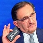 Ignazio La Russa, la cover dello smartphone a Porta a Porta: "100% Milf"