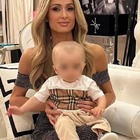 Paris Hilton, il figlio di 10 mesi deriso per le dimensioni della testa: «Ecco perché porta il cappello». La risposta della mamma «orso»