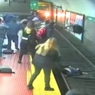 Donna cade sui binari mentre arriva il treno: salva grazie alla folla che blocca il conducente