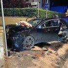 Auto si accartoccia contro il muretto: morto un ragazzo di 19 anni, feriti i due amici FOTO